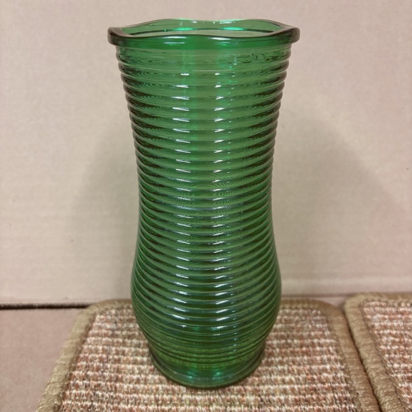 Vintage‎ Lime Green Glass Flower Vase w/ heavy Horizontal Ribbed glass by CFG - Picture 2 of 8